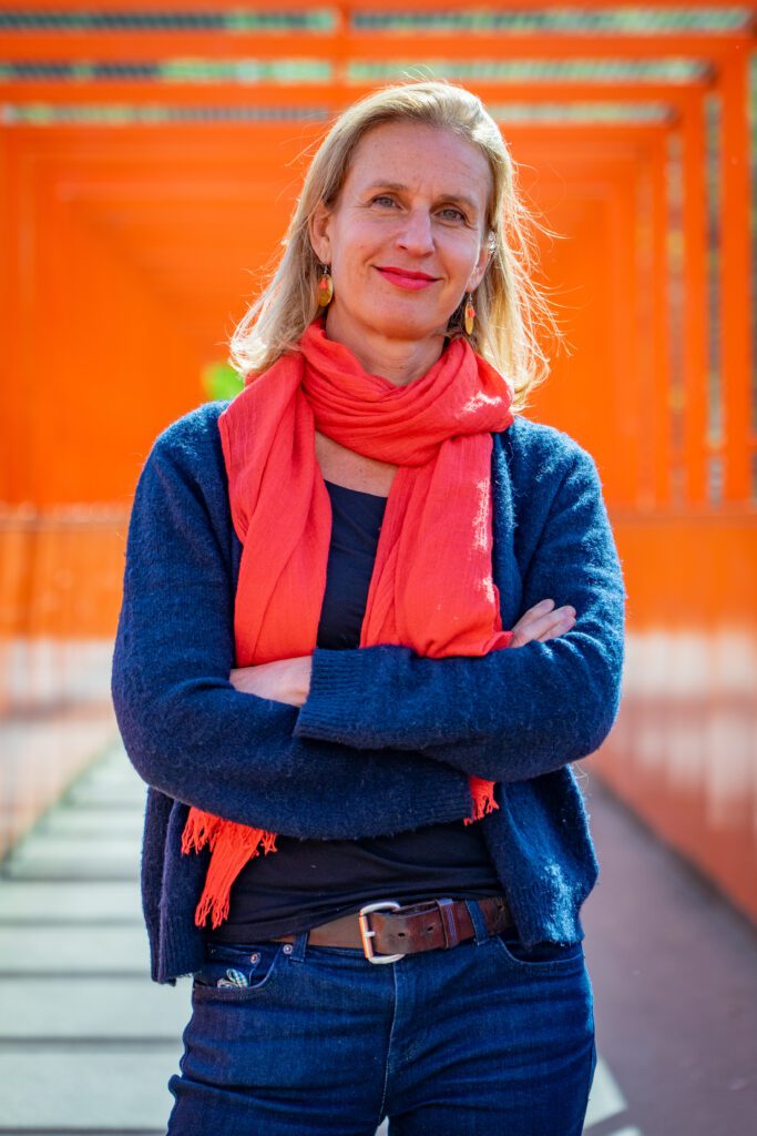 Csilla Larretgère - Kontakt